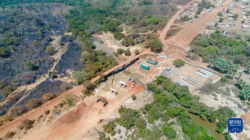 這是1月12日在科特迪瓦西北部奧迭內(nèi)省拍攝的北部公路項(xiàng)目施工現(xiàn)場（無人機(jī)照片）。新華社發(fā)（中國港灣工程有限責(zé)任公司供圖）