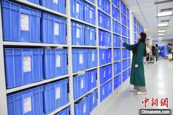 圖為鄭州大學(xué)人骨考古實(shí)驗(yàn)室內(nèi)的骨骼標(biāo)本庫(kù)。王宇 攝