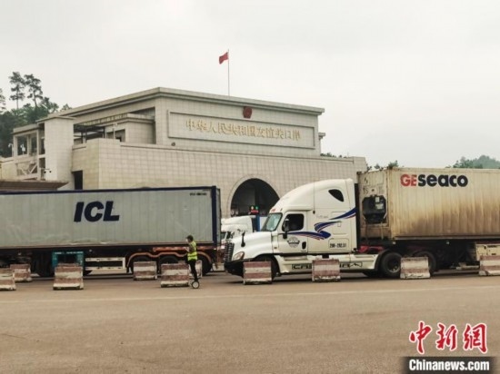 近日，位于中越邊境廣西憑祥市的友誼關(guān)口岸車水馬龍，裝載著東盟水果的跨境車輛來往不斷。黃艷梅 攝