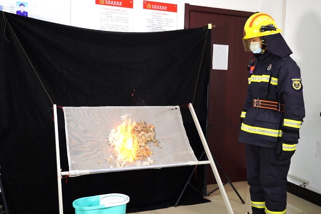 消防員在展示柳絮點(diǎn)燃實(shí)驗(yàn)。 張少欣 攝