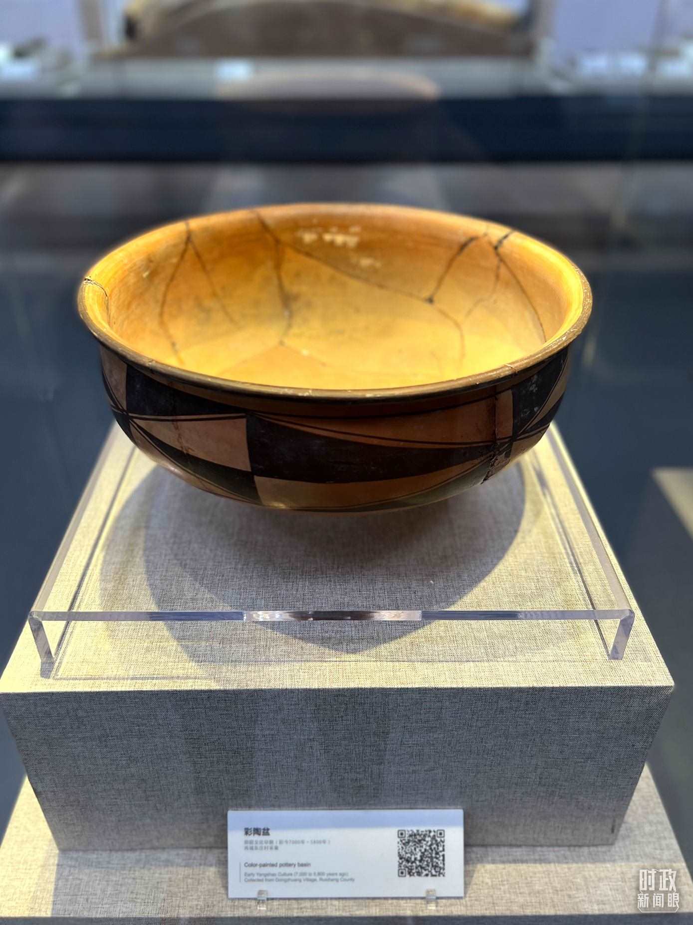 △運城博物館內(nèi)展出的仰韶文化早期的彩陶盆。（總臺央視記者邢彬拍攝）