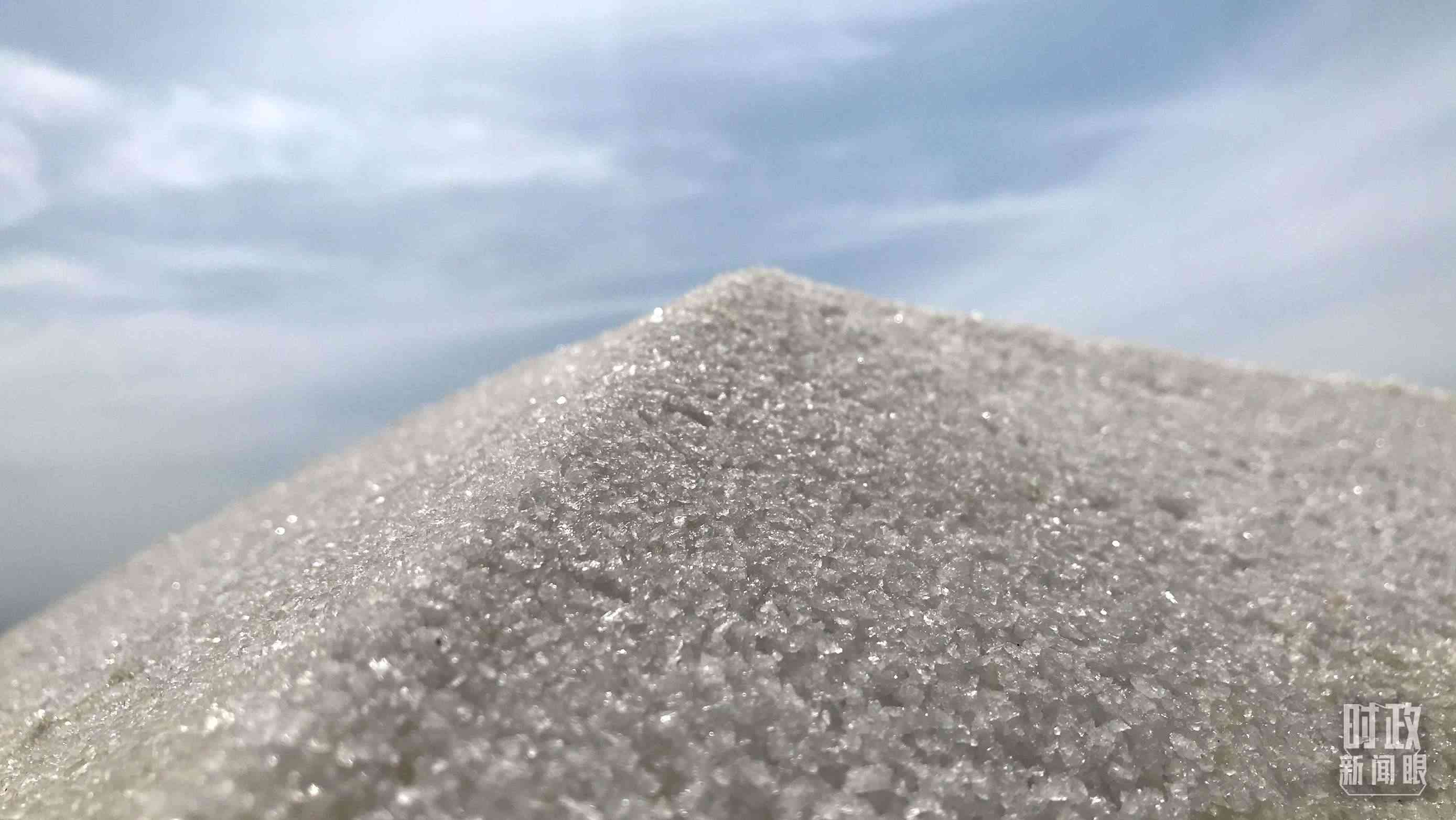 △鹽湖出產(chǎn)的河?xùn)|大鹽。（總臺央視記者石偉明拍攝）