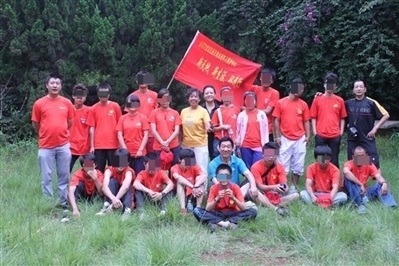 項目辦開展活動合影，喬海云（后排中，黑衣）和張月如（后排右一）