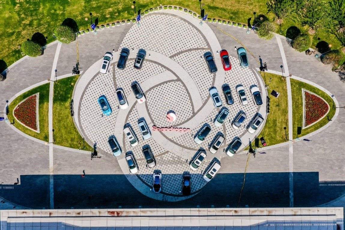 峰會(huì)戶外整車展示區(qū)俯瞰圖。（受訪者供圖）