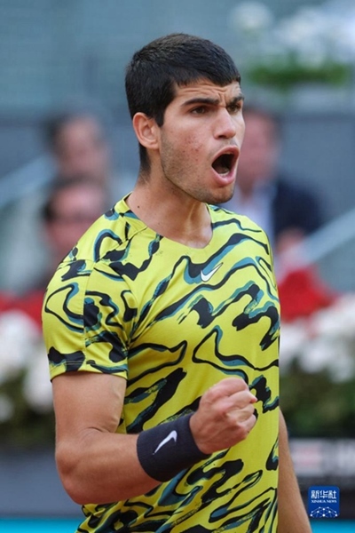 5月7日，阿爾卡拉斯在比賽中慶祝得分。當日，在西班牙馬德里網(wǎng)球公開賽男單決賽中，西班牙選手阿爾卡拉斯以2比1戰(zhàn)勝德國選手施特魯夫，奪得冠軍。新華社記者 孟鼎博 攝