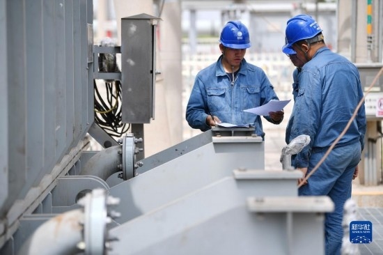 5月27日，電力工人在工程現(xiàn)場(chǎng)進(jìn)行檢修作業(yè)。