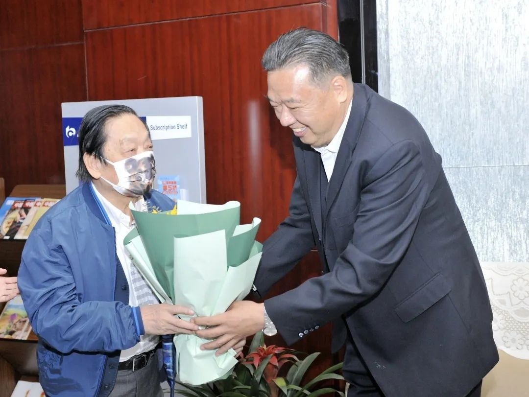 ▲青海省政協(xié)副主席、青海省林草局黨組書記、局長、祁連山國家公園青海省管理局局長李曉南在機(jī)場迎接韓美林