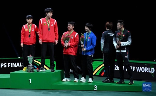 5月26日，冠軍中國(guó)組合王楚欽（左二）/孫穎莎（左一）與季軍中國(guó)組合林詩(shī)棟（左三）/蒯曼（左四）、中國(guó)香港組合黃鎮(zhèn)廷（右一）/杜凱琹在頒獎(jiǎng)儀式后交流。新華社記者 陶希夷攝