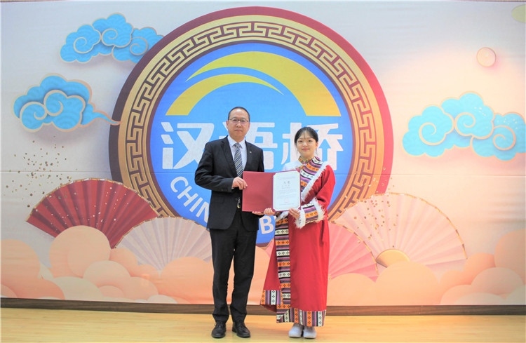 中國銀行首爾分行行長周建軍為大學(xué)生組冠軍頒獎并頒發(fā)就業(yè)證書。首爾孔子學(xué)院供圖