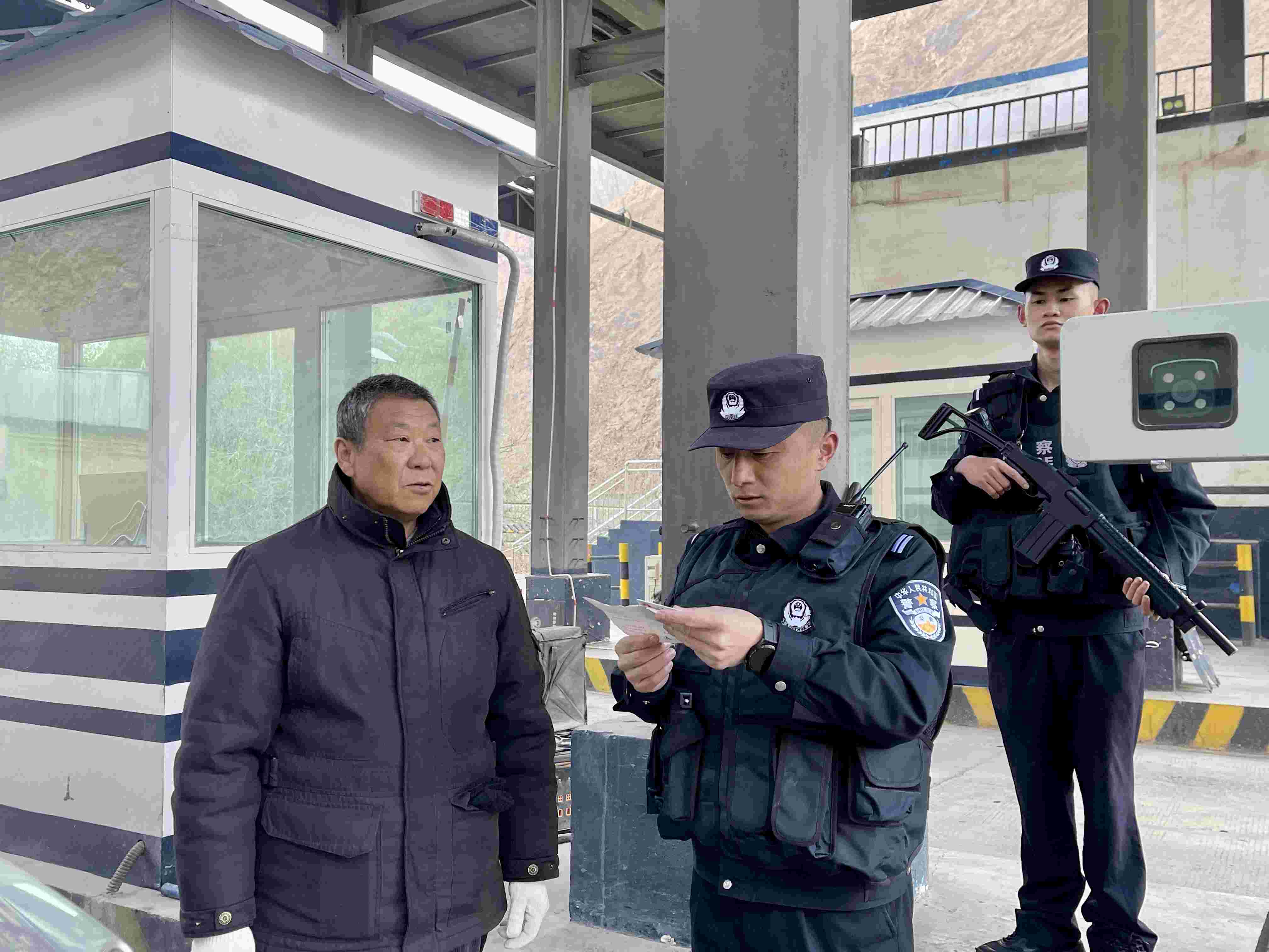 在庫地邊境檢查站，陳暢核對進(jìn)出邊境管理區(qū)人員信息。人民網(wǎng) 周靜圓攝