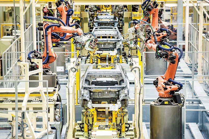 發(fā)展新能源汽車是我國從汽車大國邁向汽車強(qiáng)國的必由之路。2022年中國新能源汽車產(chǎn)銷分別實(shí)現(xiàn)705.8萬輛和688.7萬輛，連續(xù)8年位居世界第一。圖為廣汽埃安第一智造中心焊裝車間正在熱火朝天地生產(chǎn)。 廣汽埃安新能源汽車股份有限公司供圖