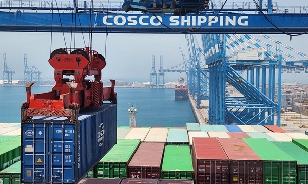 圖為“東方西班牙”輪在裝載貨物。人民網(wǎng)記者 管克江 攝