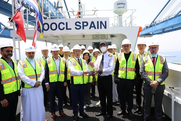 圖為與會(huì)嘉賓參觀“東方西班牙”輪。中遠(yuǎn)海運(yùn)港口阿布扎比碼頭供圖