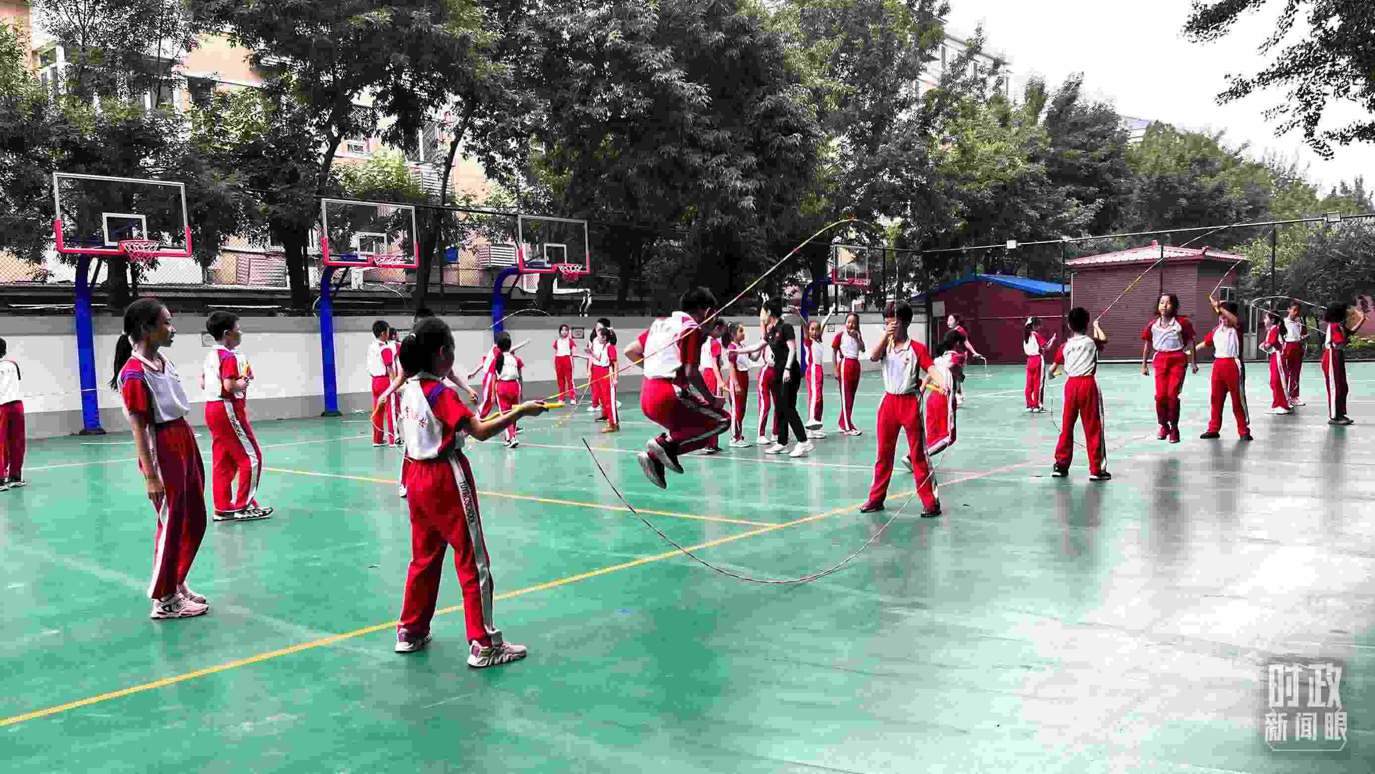 △正在跳繩的學(xué)生。（總臺央視記者張垚拍攝）