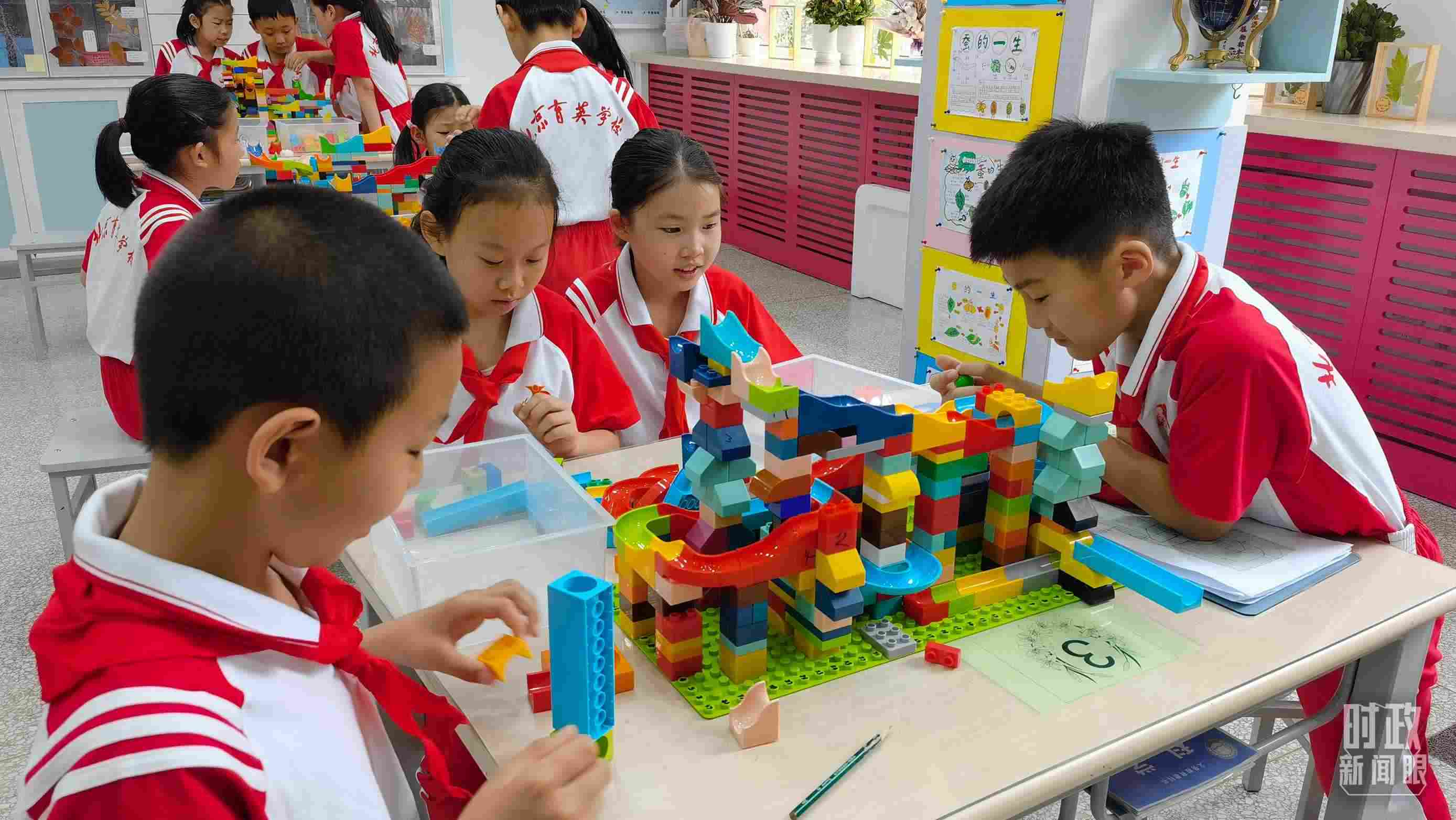△正在搭建過山車模型的學(xué)生們。（總臺央視記者石丞拍攝）