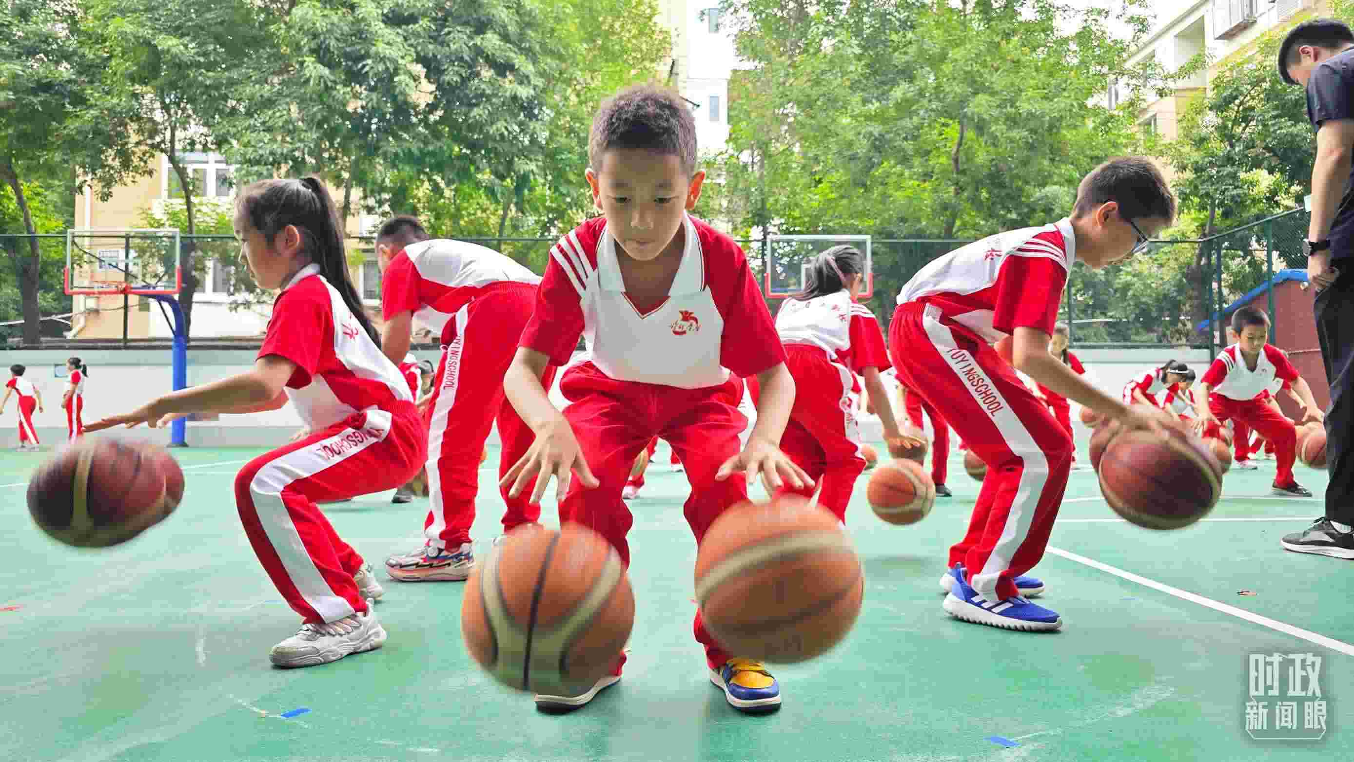 △學(xué)生正在打籃球。（總臺央視記者彭漢明拍攝）