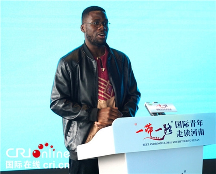 國際青年代表奕曉龍發(fā)言。賈親親 攝