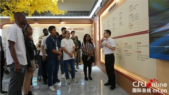 “一帶一路”國際青年走進(jìn)信陽羅山 看“紅”“綠”資源助力鄉(xiāng)村未來_fororder_“一帶一路”國際青年采風(fēng)團了解何家沖村史 攝影 賈親親.JPG