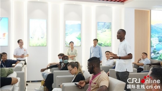 “一帶一路”國際青年走進(jìn)信陽羅山 看“紅”“綠”資源助力鄉(xiāng)村未來_fororder_“一帶一路”國際青年采風(fēng)團成員現(xiàn)場提問 攝影 賈親親.JPG