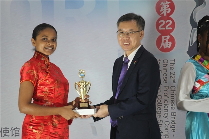 陳錫來參贊為獲獎選手頒發(fā)二等獎。圭亞那大學孔子學院供圖