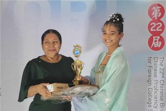 圭亞那大學校長默罕默德為獲獎選手頒發(fā)一等獎。圭亞那大學孔子學院供圖