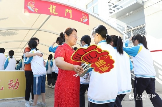 6月7日一早，雄安新區(qū)安新中學(xué)老師在給同學(xué)們加油鼓勁兒。人民網(wǎng) 李兆民攝