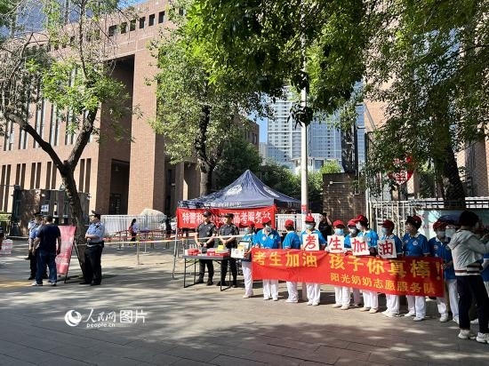 6月7日，天津市和平區(qū)新興街陽光奶奶志愿者連續(xù)16年為高考考生助力。人民網(wǎng)記者 張靜淇攝