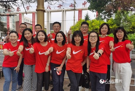 6月7日一早，陽光明媚，天氣涼爽，在長春市第八十七中學(xué)，考生們正陸續(xù)進入考場。親友團為參加高考的學(xué)子們加油鼓勁。人民網(wǎng)記者 王帝元攝