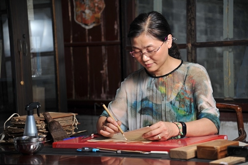 天一閣古籍修復(fù)師工作場(chǎng)景。天一閣博物院供圖