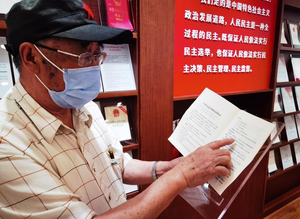 夏云龍給記者展示國歌法修改的內(nèi)容。人民網(wǎng)記者 唐小麗攝