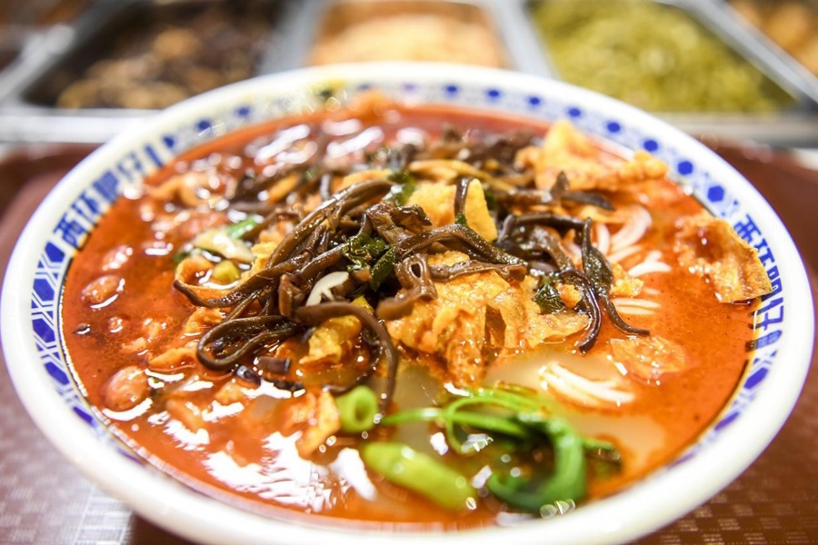 這是廣西柳州市街邊一家螺螄粉店制作的螺螄粉。新華社記者 曹祎銘 攝