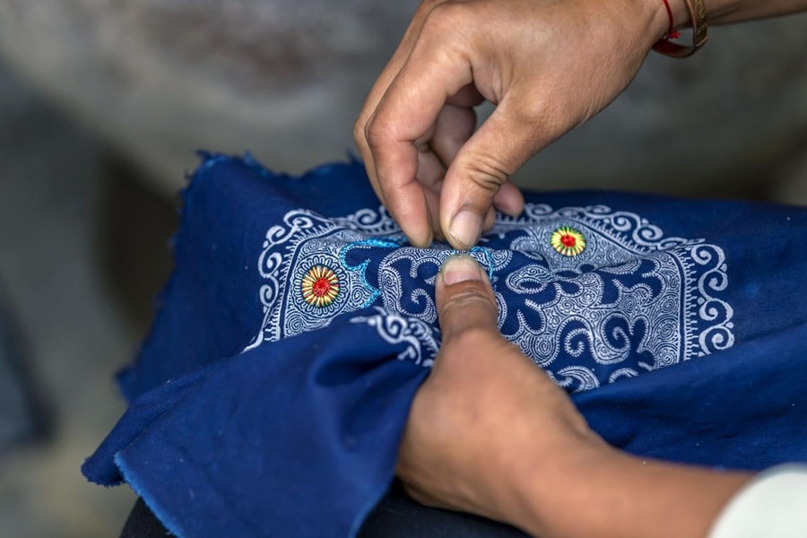 在貴州省黔西市新仁苗族鄉(xiāng)化屋村，村民在制作苗繡。新華社記者 范暉 攝