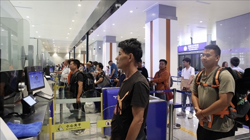 6月13日，乘坐中老鐵路國際旅客列車的旅客在磨憨邊檢大廳排隊(duì)候檢。李揚(yáng) 攝