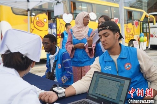 6月13日，在第20個世界獻血者日前夕，20名在贛留學(xué)生組團前往血站獻血。吳迪 攝