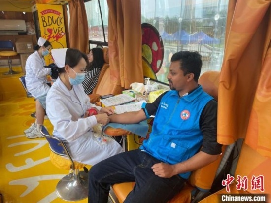 6月13日，在第20個世界獻血者日前夕，20名在贛留學(xué)生組團前往血站獻血。吳迪 攝