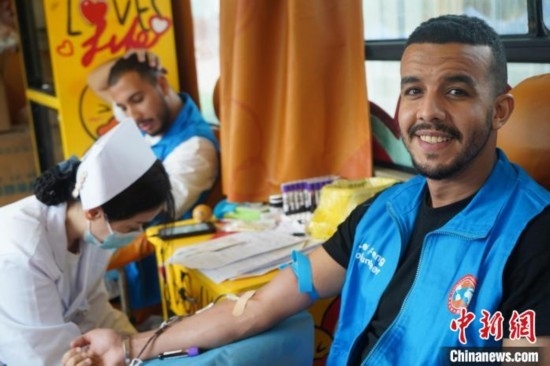 6月13日，在第20個世界獻血者日前夕，20名在贛留學(xué)生組團前往血站獻血。吳迪 攝