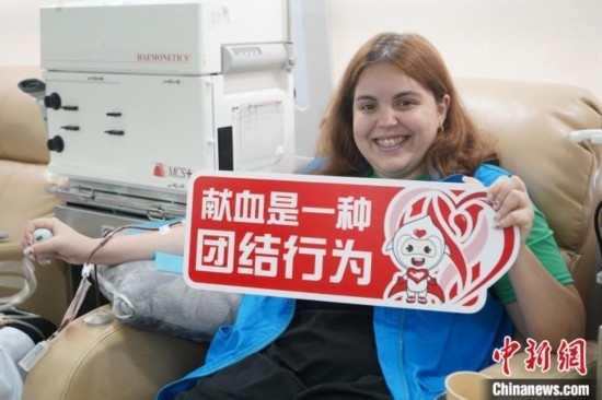6月13日，在第20個世界獻血者日前夕，20名在贛留學(xué)生組團前往血站獻血。吳迪 攝
