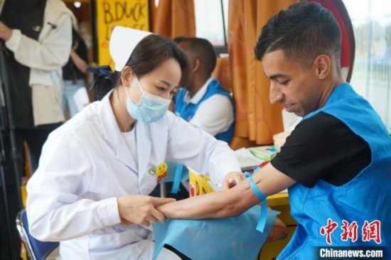 6月13日，在第20個世界獻血者日前夕，20名在贛留學(xué)生組團前往血站獻血。吳迪 攝