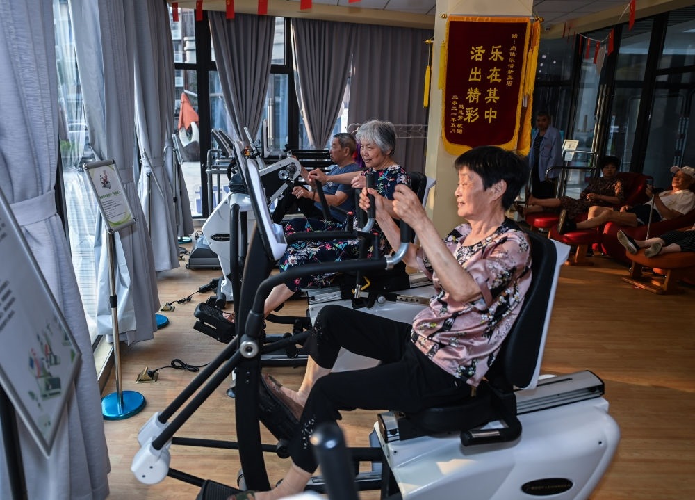 在浙江嘉興市南湖區(qū)新嘉街道電子社區(qū)鄰里中心的長(zhǎng)者運(yùn)動(dòng)健康之家內(nèi)，老人們?cè)谶M(jìn)行器械鍛煉（2023年6月14日攝）。新華社記者 徐昱 攝