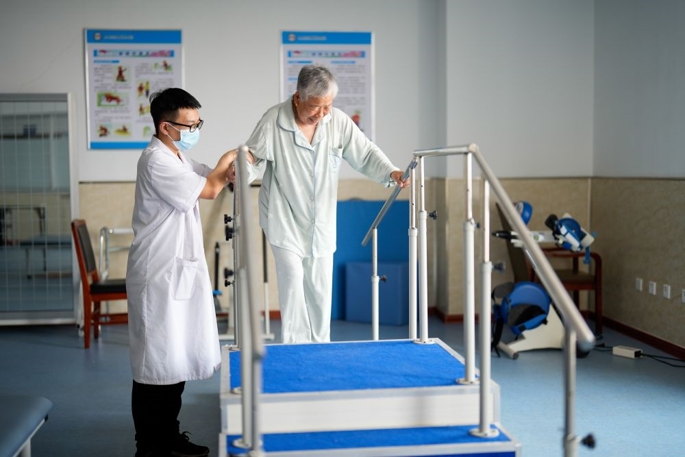 河北省灤南縣一家養(yǎng)老機(jī)構(gòu)的工作人員在指導(dǎo)老人進(jìn)行康復(fù)訓(xùn)練（2023年5月19日攝）。新華社記者 牟宇 攝