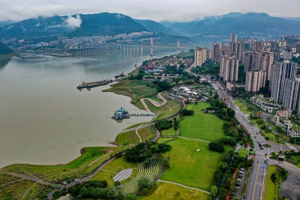 這是2023年6月7日拍攝的位于重慶市云陽(yáng)縣的云陽(yáng)城區(qū)環(huán)湖綠道（無(wú)人機(jī)照片）。當(dāng)?shù)貙⑸鷳B(tài)治理與生態(tài)修復(fù)結(jié)合起來(lái)，兼顧城市旅游和運(yùn)動(dòng)休閑等功能需要，打造環(huán)縣城兩江四岸33公里綠道。新華社記者 唐奕 攝