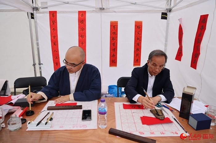 活動現(xiàn)場的中國書法展示。人民網(wǎng)記者 邢雪攝