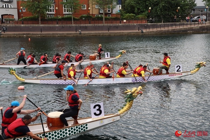 2023全英中華端午龍舟會比賽現(xiàn)場，幾支隊伍你追我趕。人民網(wǎng)記者 邢雪攝