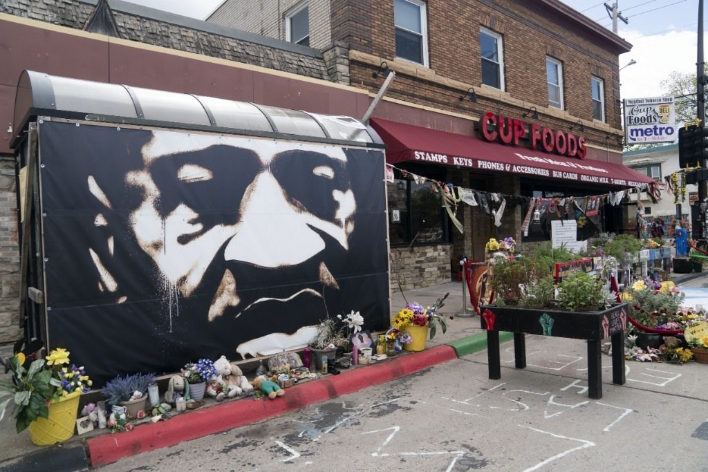 這是2022年5月22日在美國明尼蘇達州明尼阿波利斯市拍攝的弗洛伊德廣場。新華社記者劉杰攝