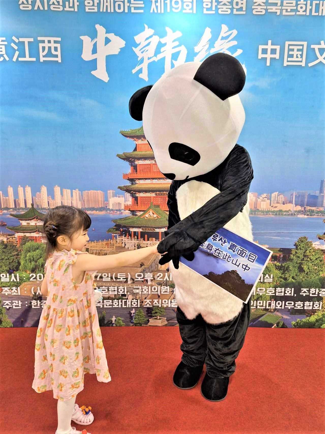 “詩意江西”——第十九屆“中韓緣”中國文化大賽決賽暨頒獎典禮17日在韓國國會議員會館舉行。韓中文化友好協(xié)會供圖