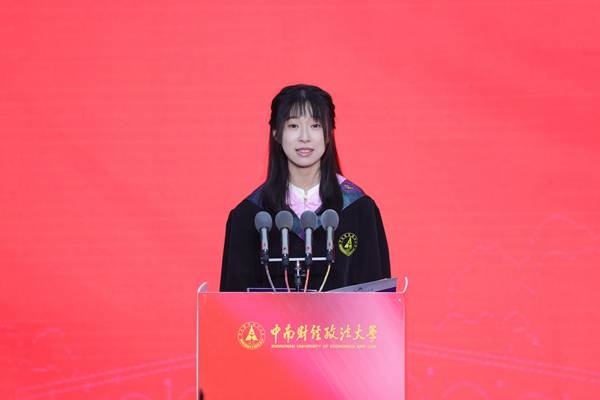 王若研在畢業(yè)典禮上發(fā)言。崔楨楨 攝