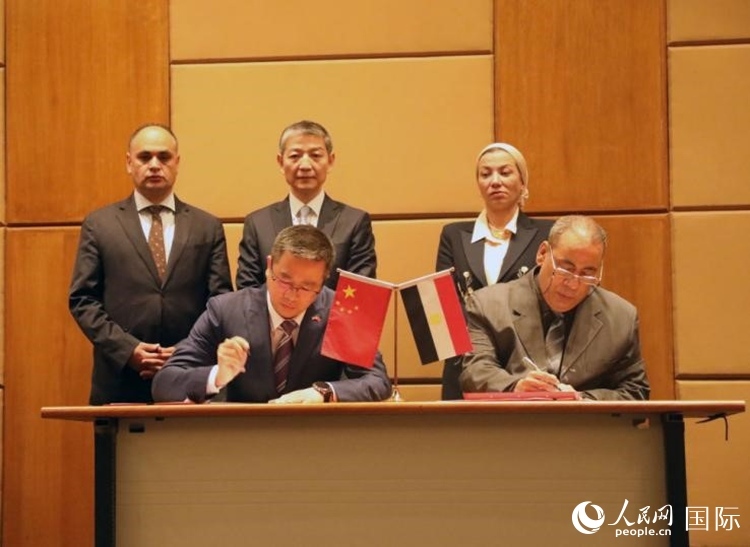 中國駐埃及使館公使張朝陽與埃環(huán)境事務(wù)署工程和項(xiàng)目管理局局長阿卜杜勒阿齊茲簽署交接證書。沈小曉攝