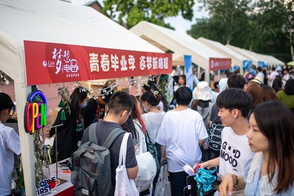 市集現(xiàn)場。人民網(wǎng)記者 翁奇羽攝