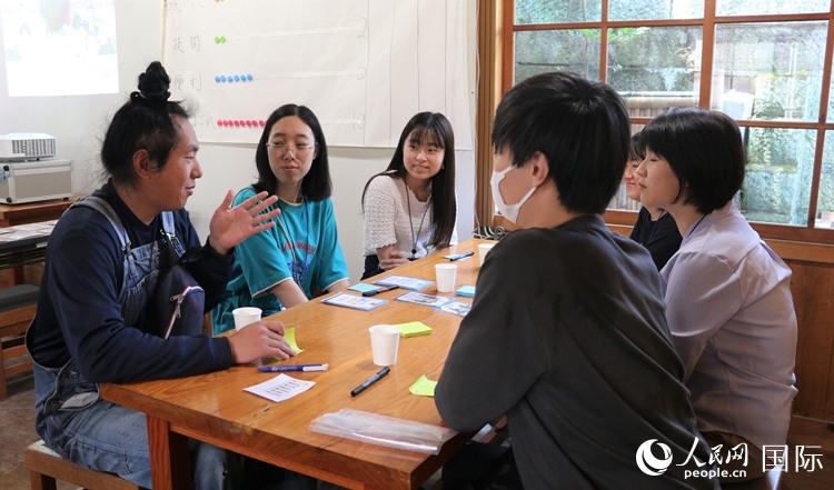 通過卡片游戲，模擬如何解決海洋垃圾問題。人民網 許可攝