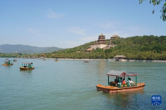 6月22日，游人在北京頤和園乘坐游船。新華社記者 任超 攝